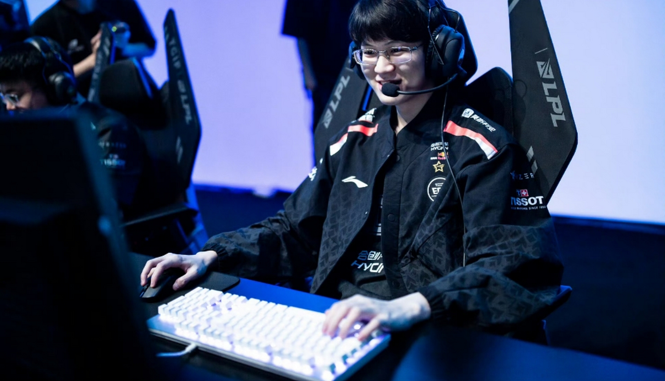 Rookie关键节点高光表现，TES带队取胜！的简单介绍